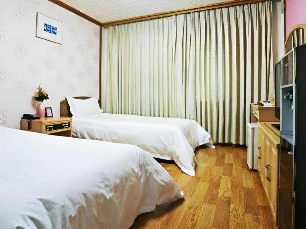 Emerald Hotel 济州市 外观 照片