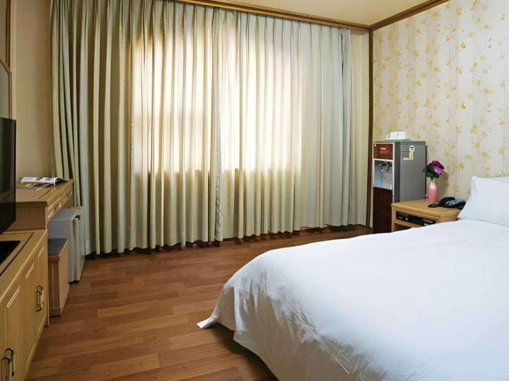 Emerald Hotel 济州市 外观 照片